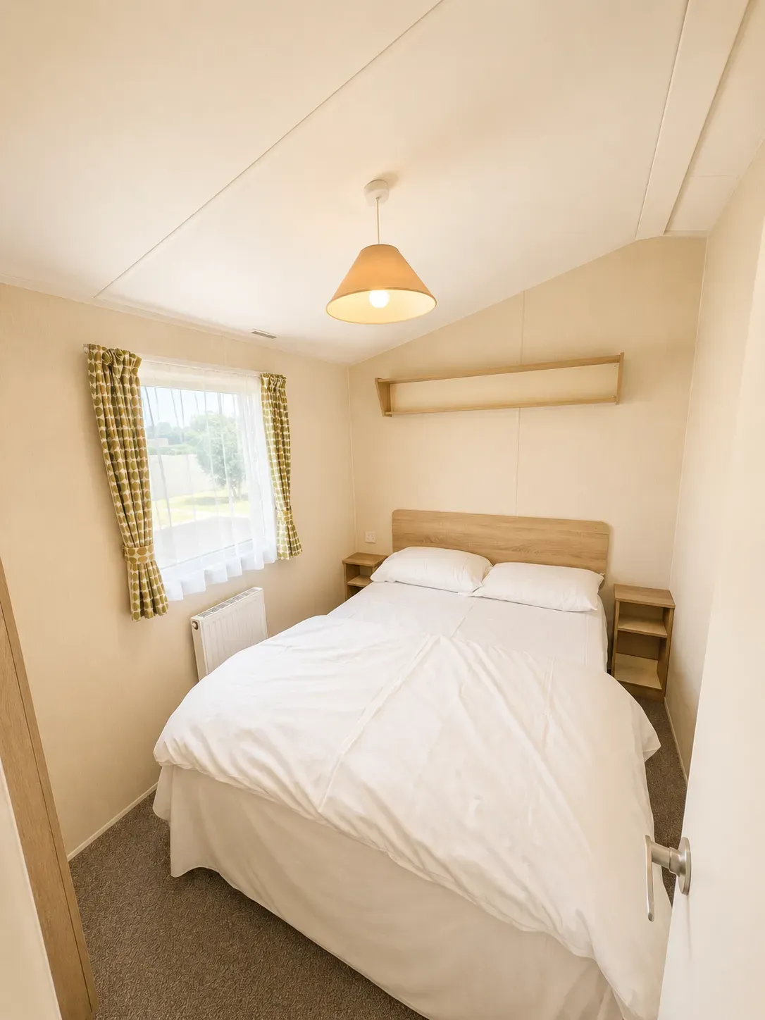 North Shore Silver Caravan with decking Sleeps 8 pet friendly