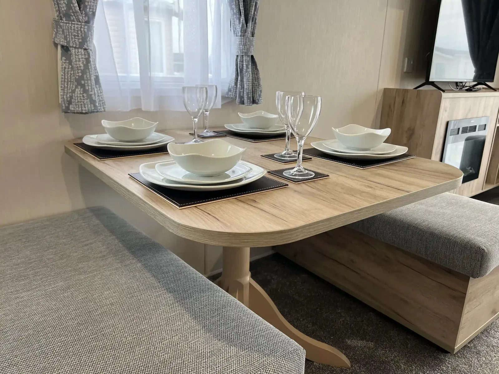 Platinum Caravan 06 PF (LP23770)_Skegness Fields Platinum Caravan 6 Dining Area_Skegness Fields