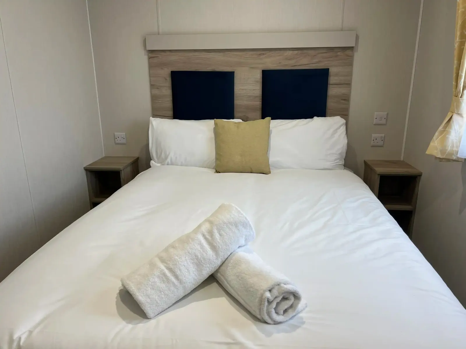Platinum Caravan 06 PF (LP23770)_Skegness Fields Platinum Caravan 6 Main Bedroom_Skegness Fields