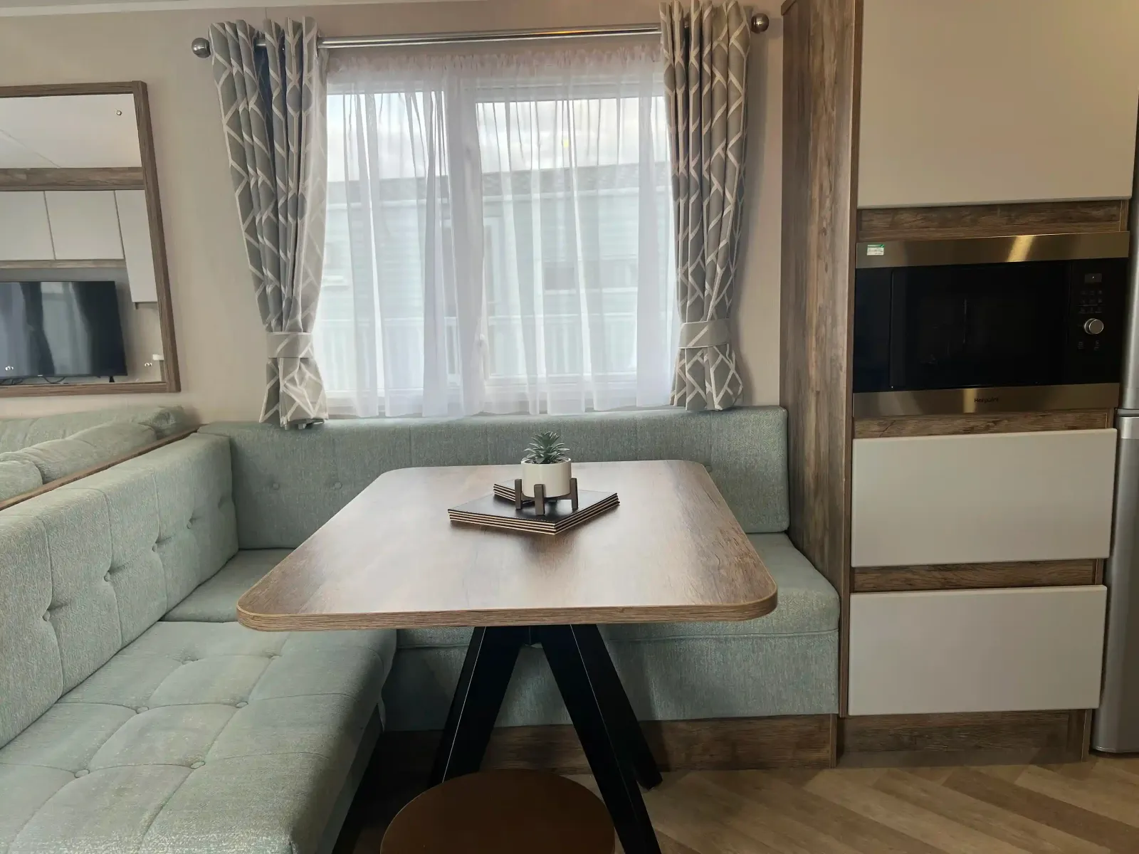 Platinum Caravan 6 PF (LP23263)_Skegness Fields Platinum Caravan 6 PF Dining 1_Skegness Fields