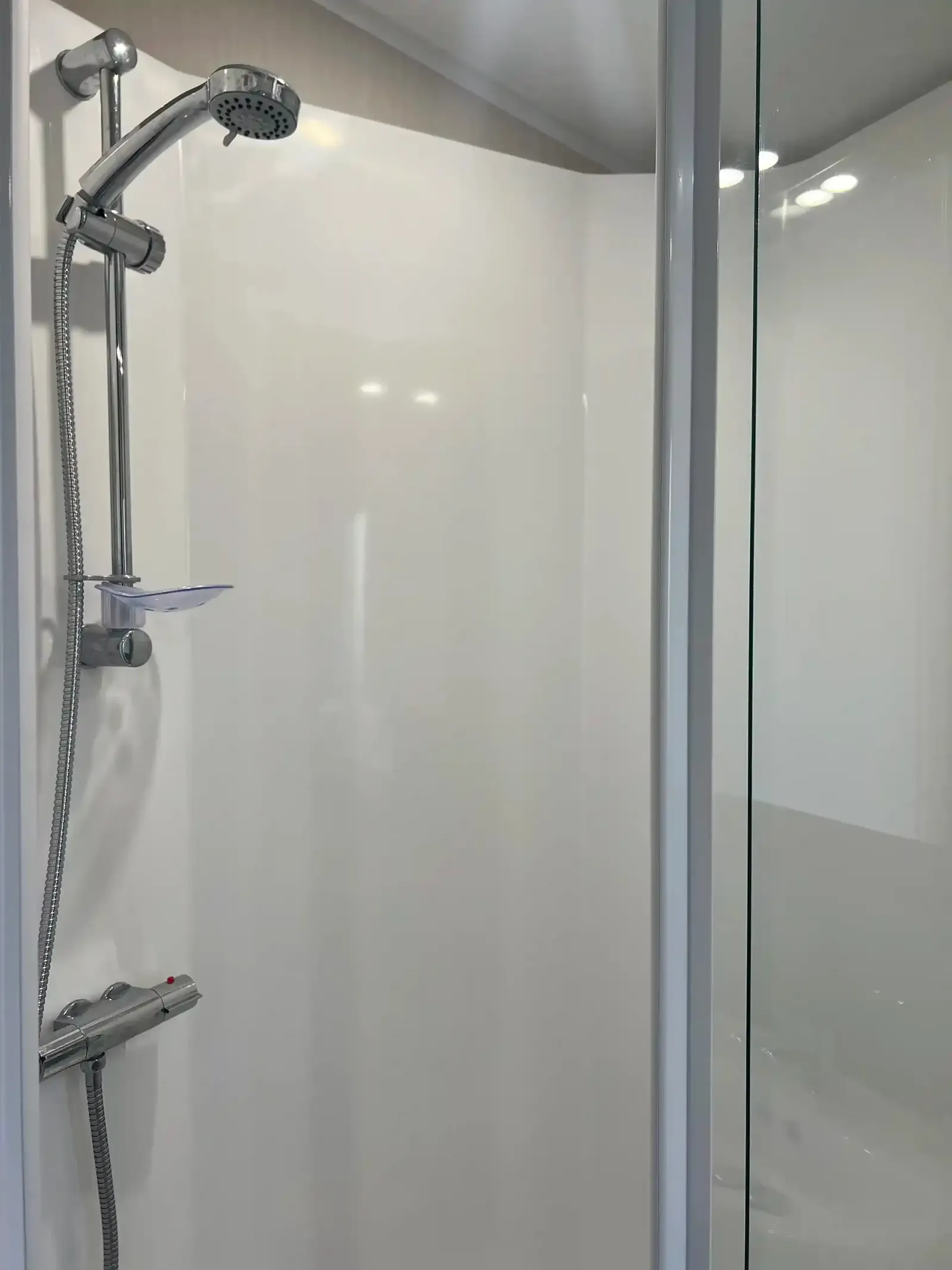 Platinum Caravan 6 PF (LP23263)_Skegness Fields Platinum Caravan 6 PF Shower_Skegness Fields