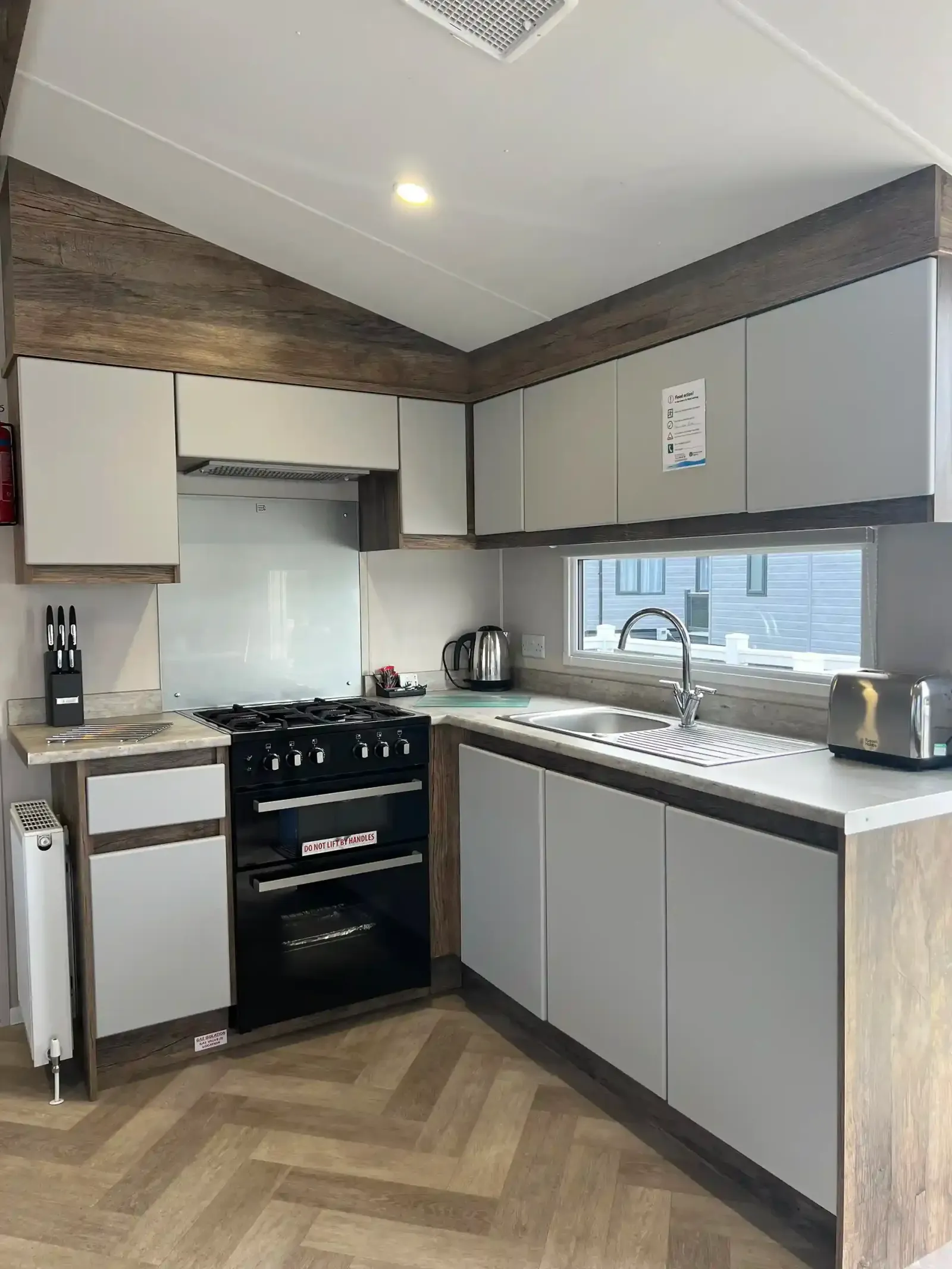 Platinum Caravan 8 (LP19878)_Skegness Fields Platinum Caravan 8 Kitchen_Skegness Fields_2