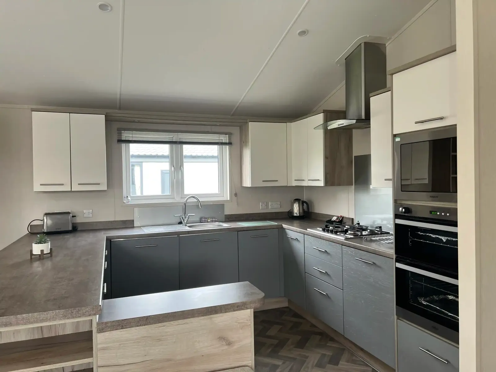 Platinum Lodge 6 Berth HT (LP19687)_Skegness Fields Platinum Caravan 6 Kitchen_Skegness Fields
