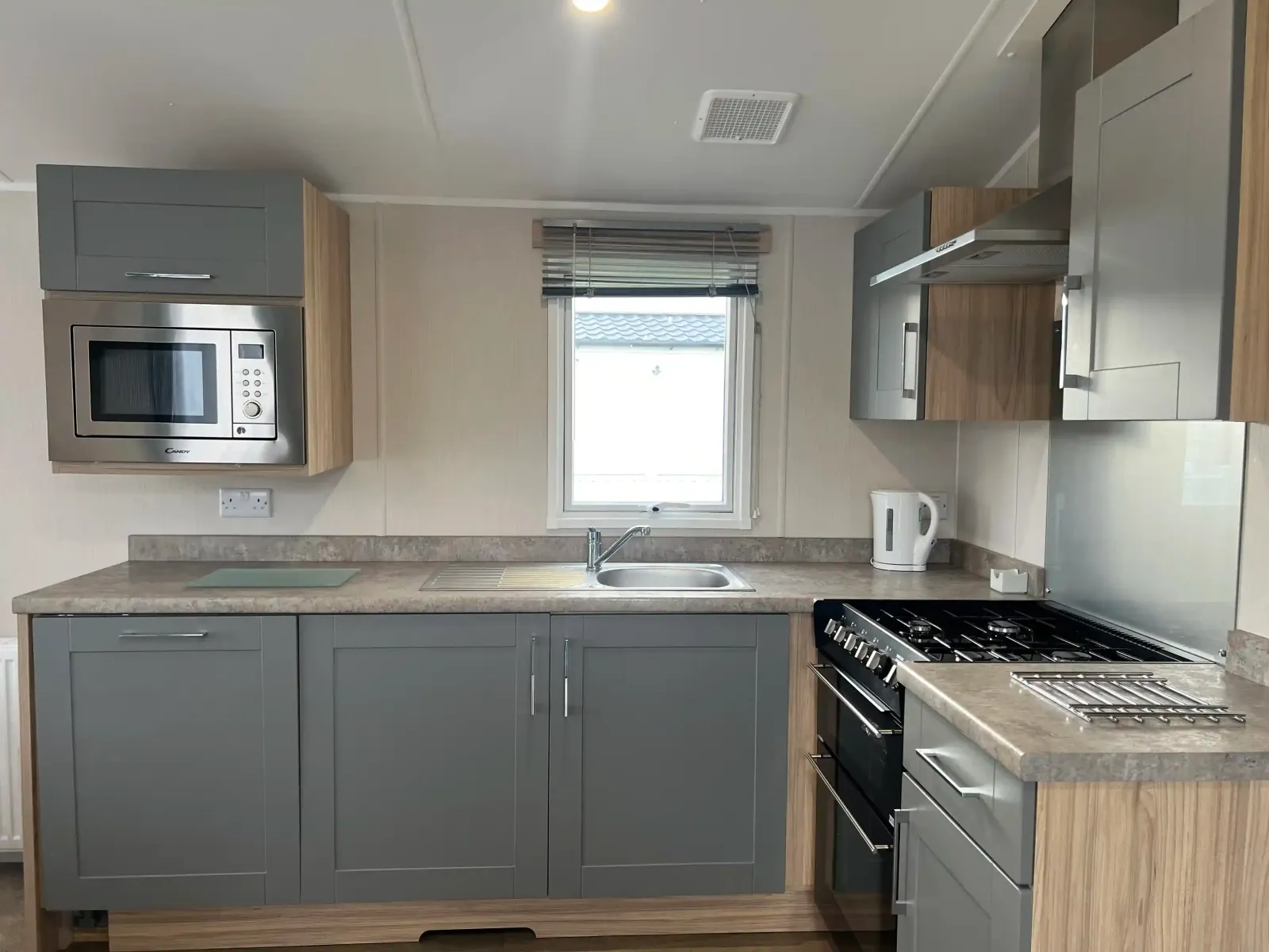 S2HS Gold 6 Caravan (LP22662)_Kitchen_Skegness Fields