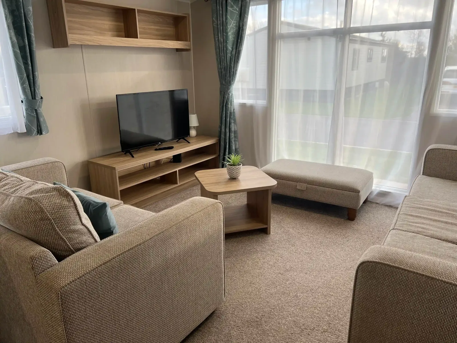 S2HS Gold 6 Caravan (LP22662)_Living Room_Skegness Fields