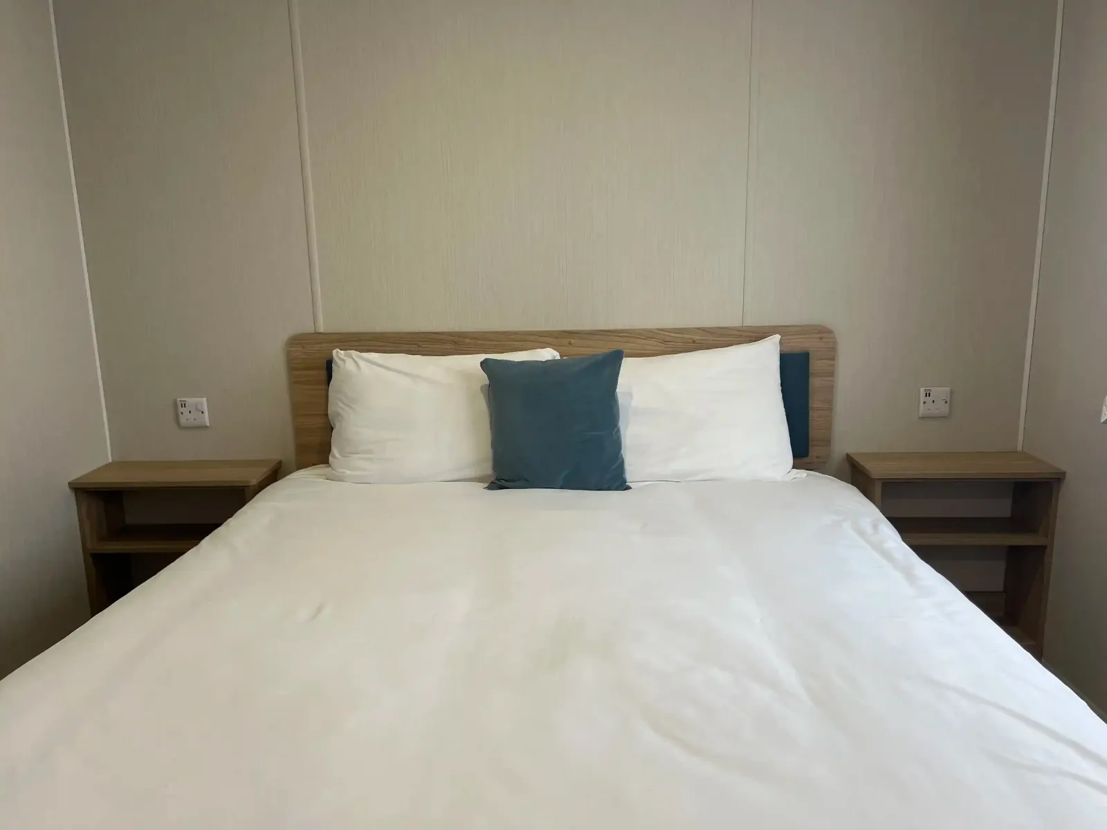 S2HS Gold 6 Caravan (LP22662)_Main bedroom_Skegness Fields