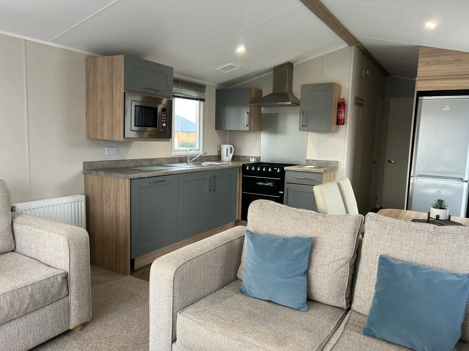 S2HS Gold 6 Caravan (LP22662)_Main room_Skegness Fields