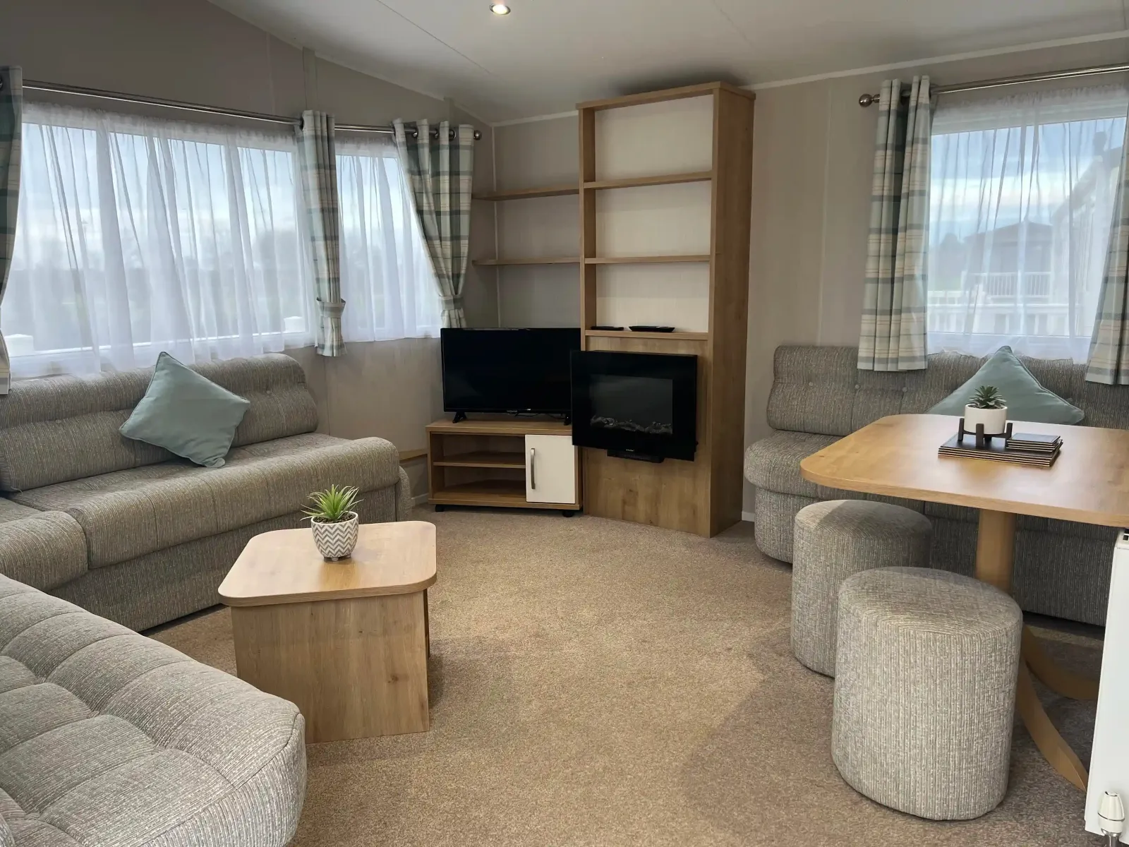 S2HS Gold 6 Caravan WCF PF (LP23418)_LivingDining Area_Skegness Fields