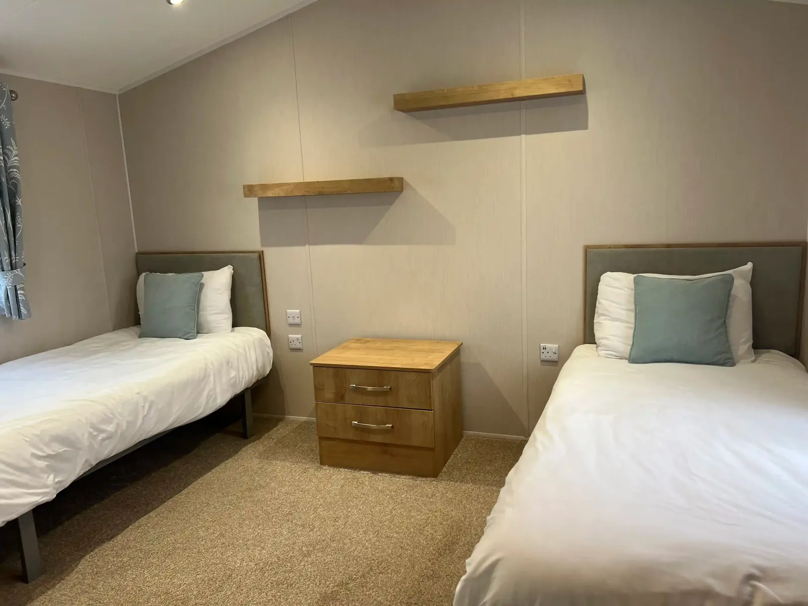 S2HS Gold 6 Caravan WCF PF (LP23418)_Twin Room 1_Skegness Fields