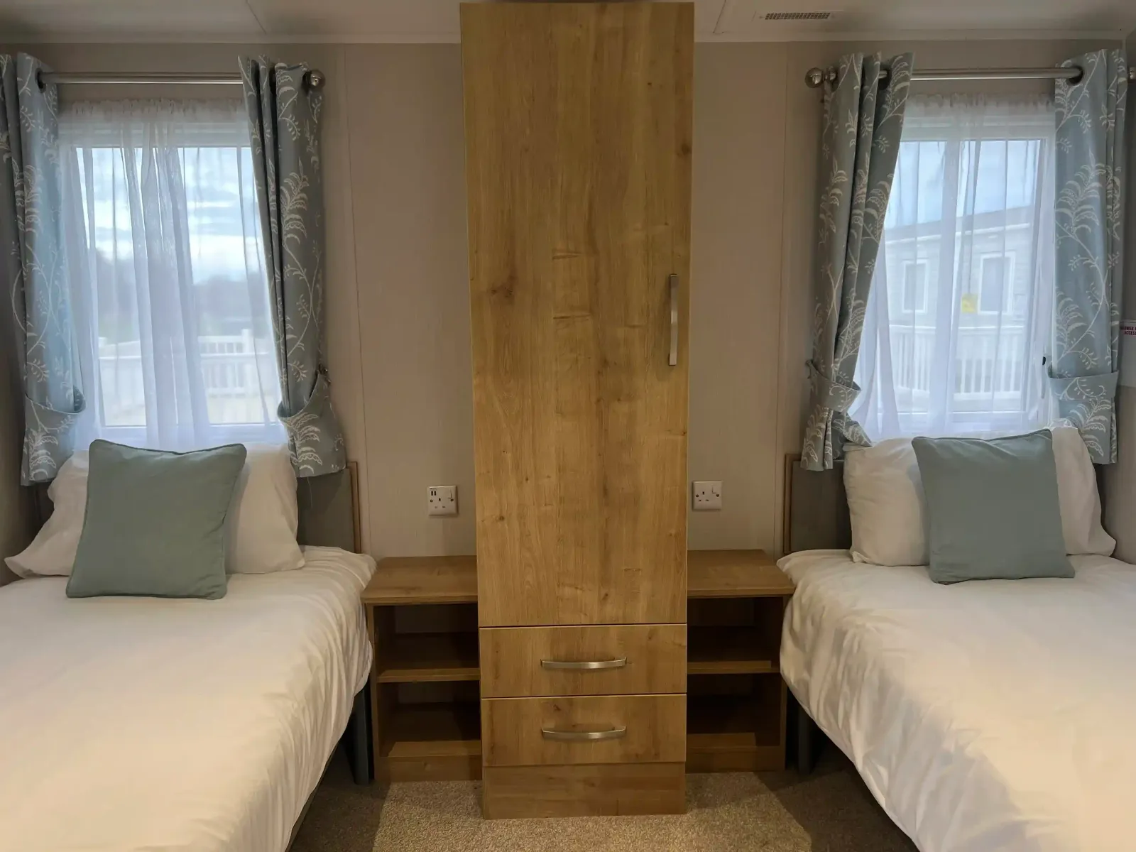 S2HS Gold 6 Caravan WCF PF (LP23418)_Twin Room 2_Skegness Fields