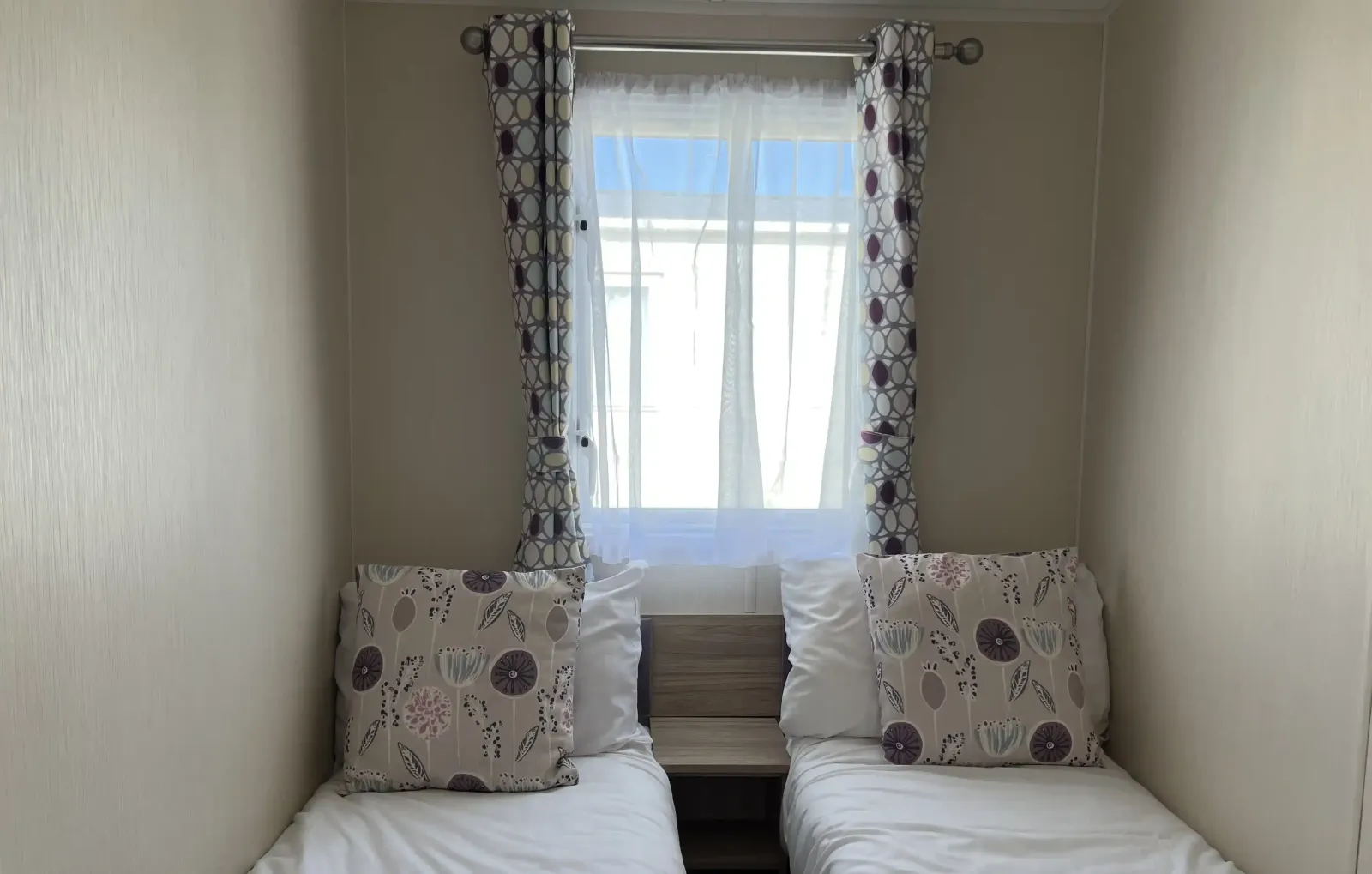 Silver 8 Caravan (LP19683)_Merryfield Sandfield Silver 8 Twin Room 1_Merryfield & Sandfield