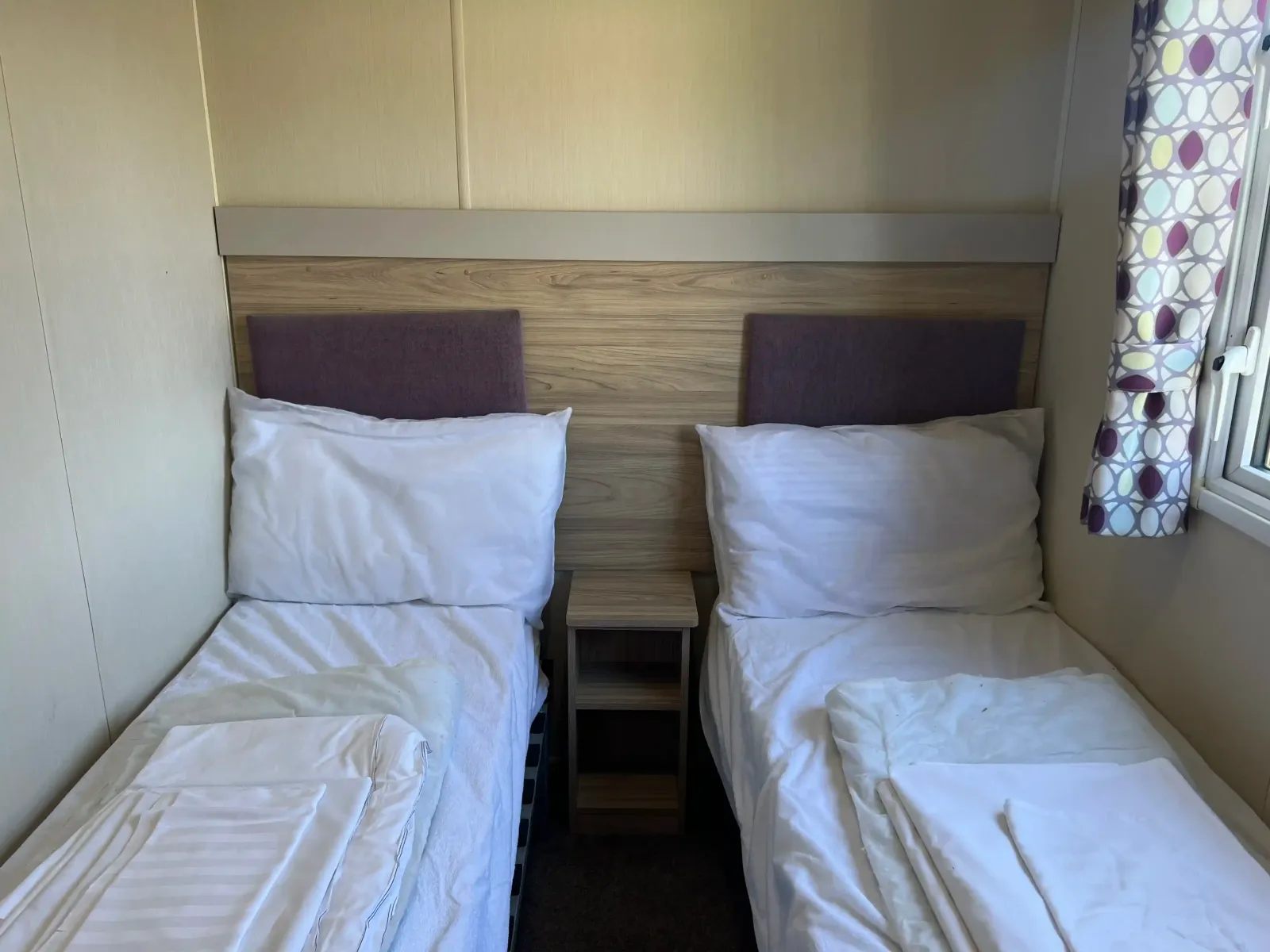 Silver 8 Caravan PF (LP19672)_Twin bedroom 2_08