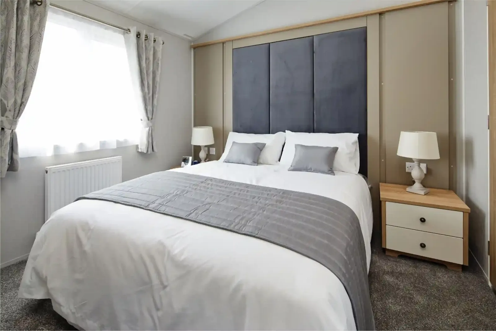 Master bedroom with en-suite in the 2022 Willerby Pinehurst Lodge