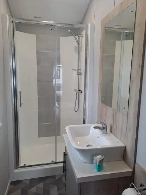 Addlethorpe Golf & Country Club-St Andrews-Mapleton Lodge-en suite bathroom-shower-sink