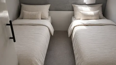Twin bedroom with two single beds in the 2003 ABI Arizona