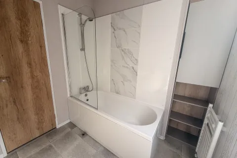 2026 Swift Edmonton Lodge Coastfields bathroom with bath 