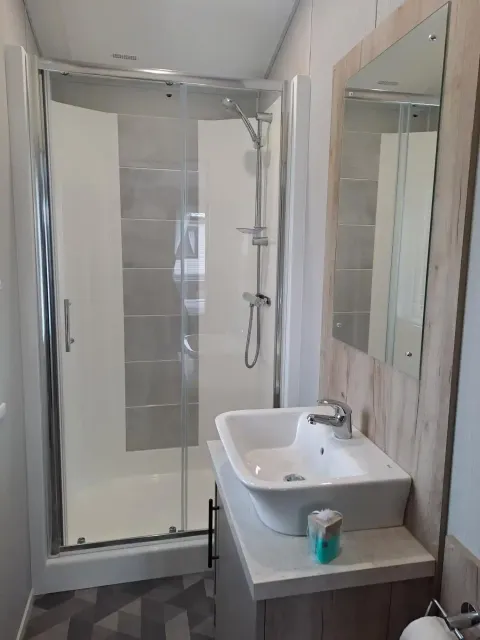 Coastfields-Mapleton Lodge-en suite bathroom-shower-sink_Lodge 6 NHT (LP22775)