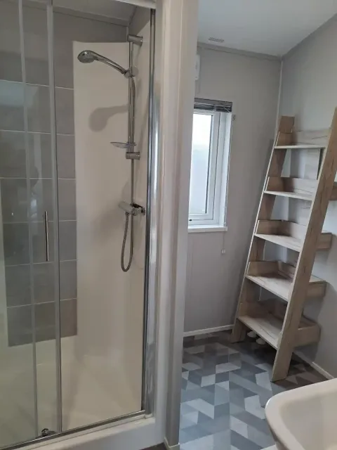 Coastfields-Mapleton Lodge- main-bathroom-ladder shelves-shower_Lodge 6 NHT (LP22775)