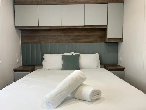 Platinum Caravan 6 PF (LP23263)_Skegness Fields Platinum Caravan 6 PF Main Bedroom_Skegness Fields
