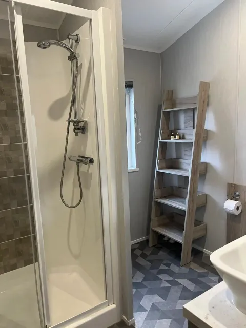 Platinum Lodge 4 Berth HT (LP20473)_Skegness Fields Platinum Lodge 4 HT Shower (2)_Skegness Fields