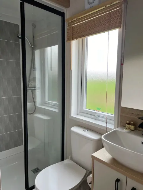Platinum Lodge 8 Berth HT (LP23344)_Skegness Fields Platinum Lodge 8 Shower-WC_Skegness Fields