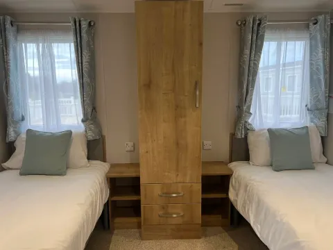 S2HS Gold 6 Caravan WCF PF (LP23418)_Twin Room 2_Skegness Fields