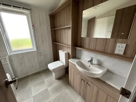 Contemporary family bathroom in the 2023 Swift Edmonton lodge