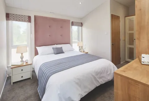 King-size master bedroom with en-suite in the 2023 Willerby Portland Lodge