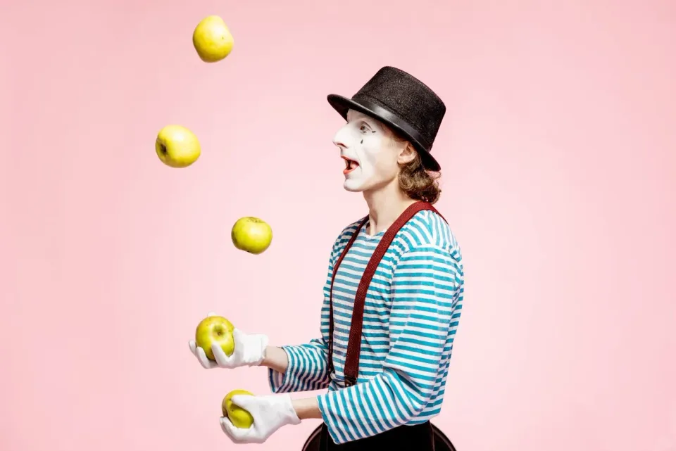 pantomime-juggling-with-apples-on-the-pink-backgro-2025-03-17-00-37-43-utc.jpg