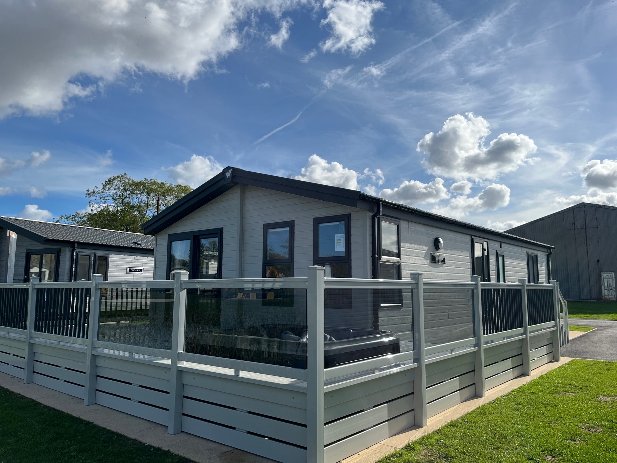 New 2022 Willerby Mapleton Lodge 3 Bedroom 40’x20′ with hot tub – HELSEY FARM PARK (52 WEEK ALL YEAR ROUND SEASON) – 2024 site fees included